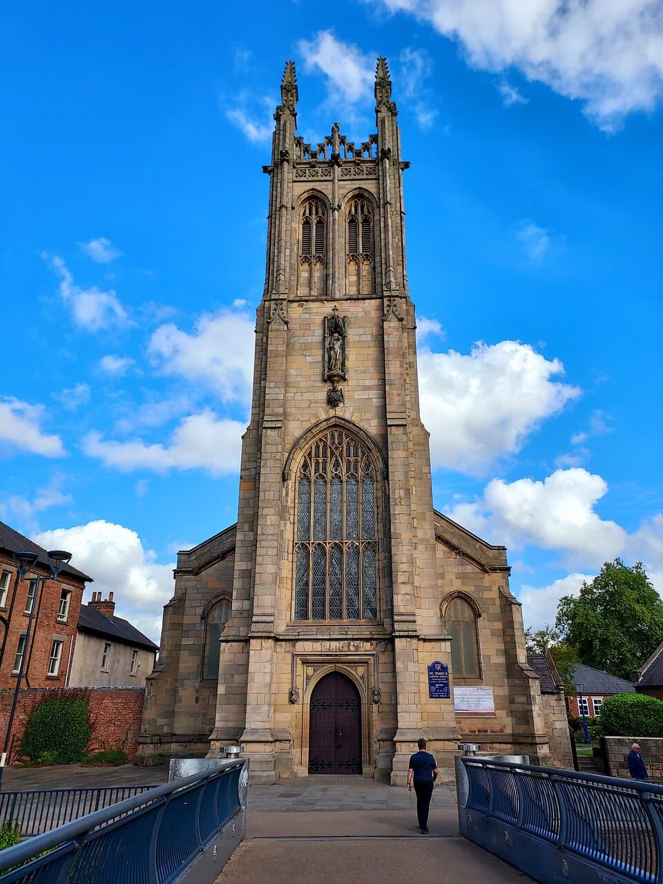 Approaching St. Mary's Catholic Church - Derby (01/Sept/22).