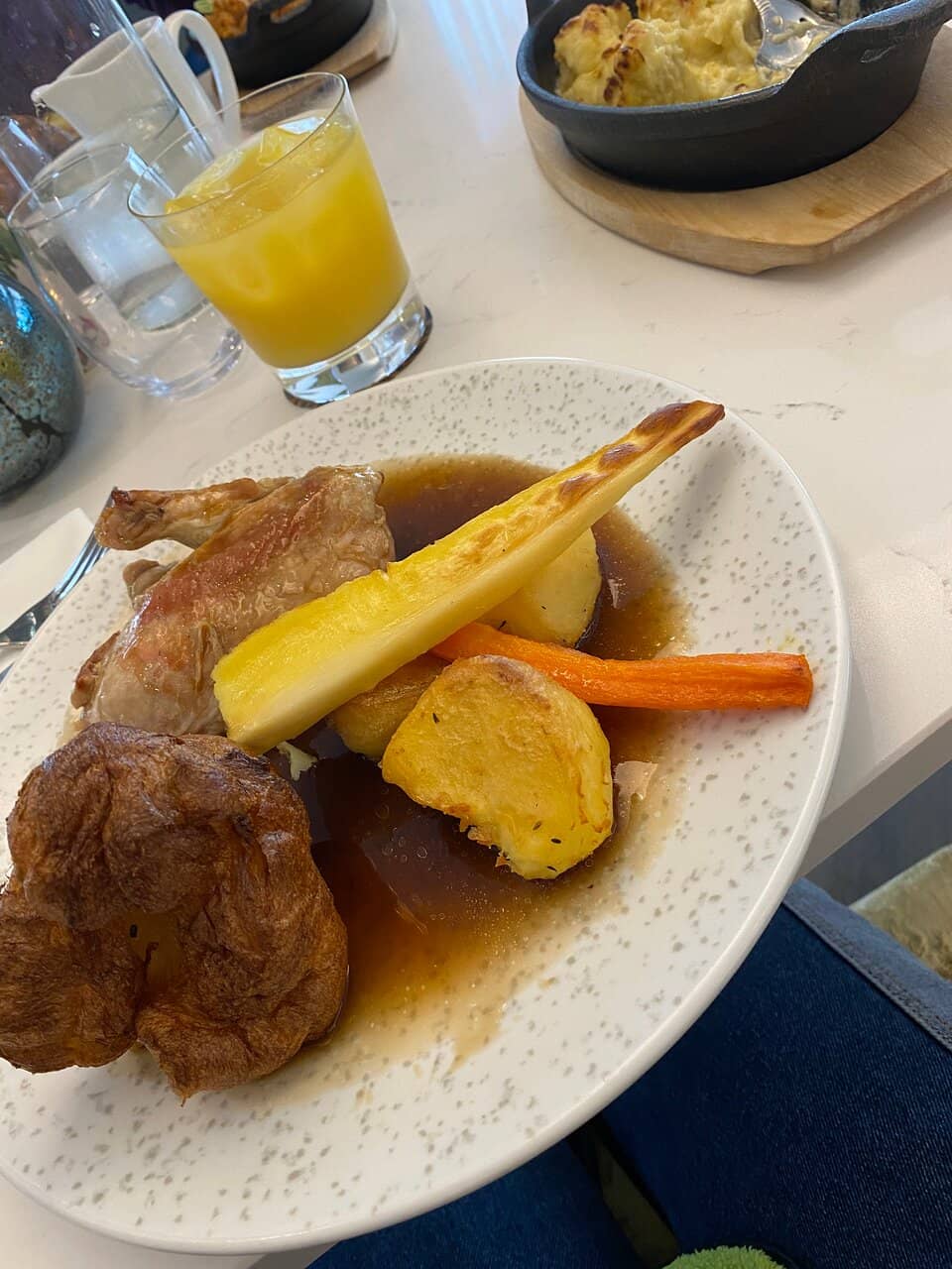 Glamorous Atmosphere & Cocktails