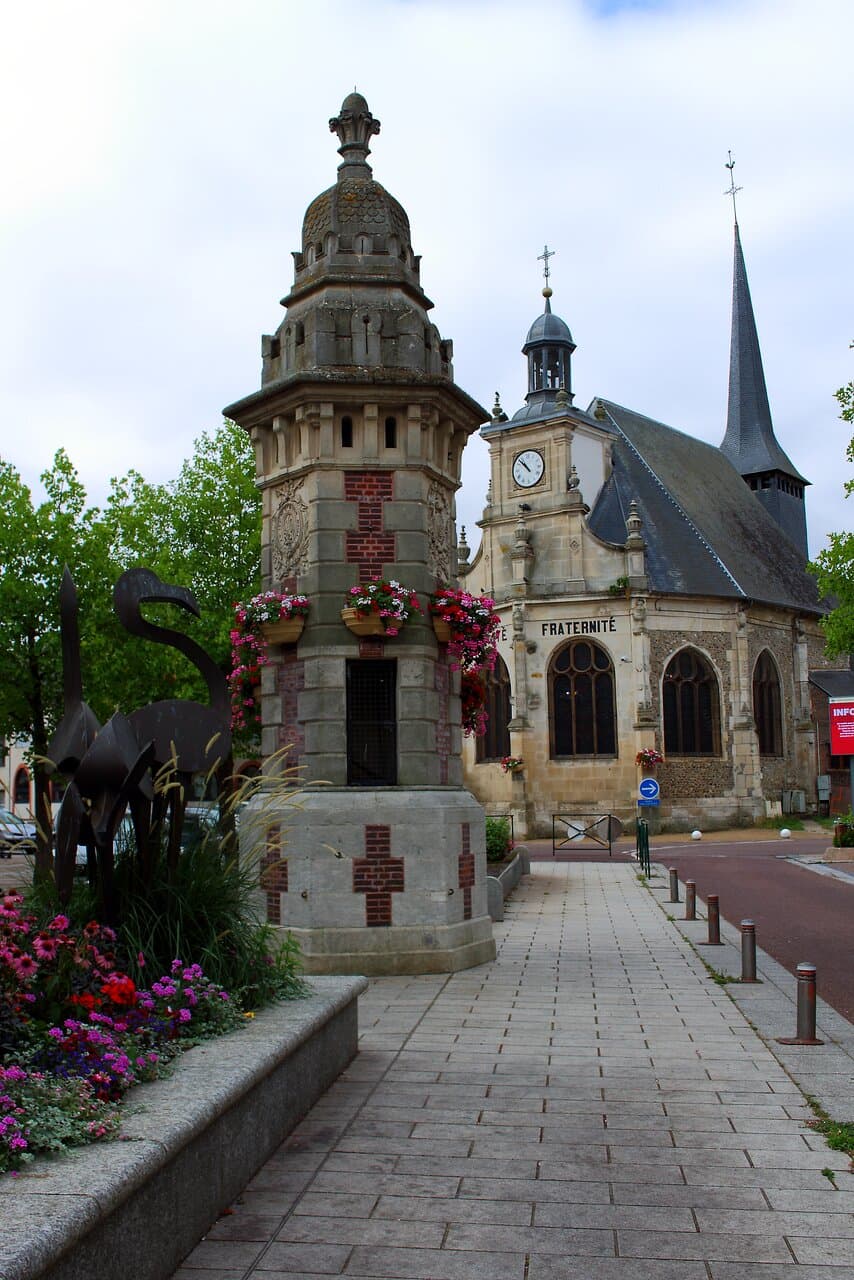 Paseo junto a la iglesia