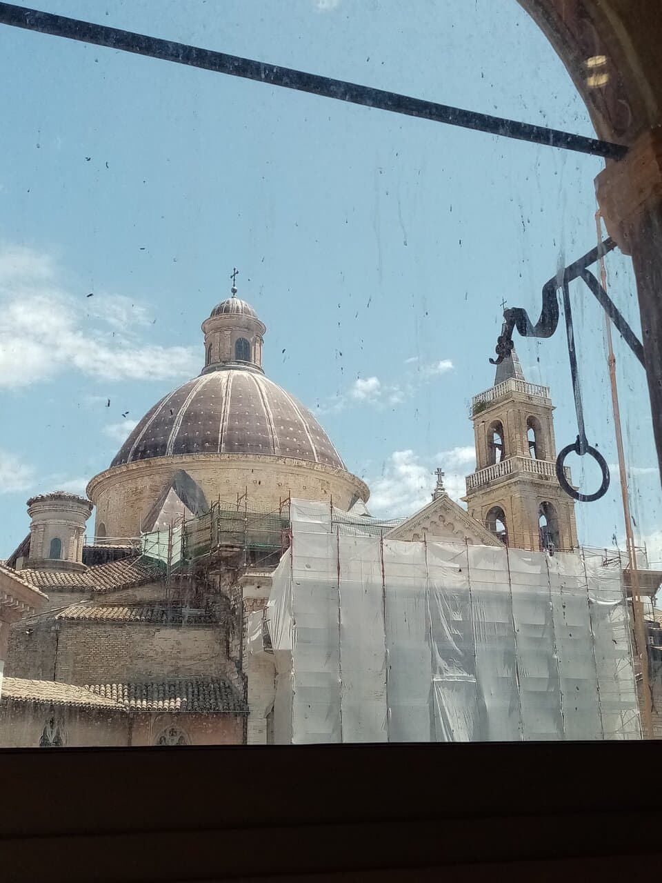 All'ultimo piano del Museo della Stampa di Foligno, dai grandi finestroni si può ammirare l'imponente cupola della Cattedrale di San Feliciano. Luglio 2023