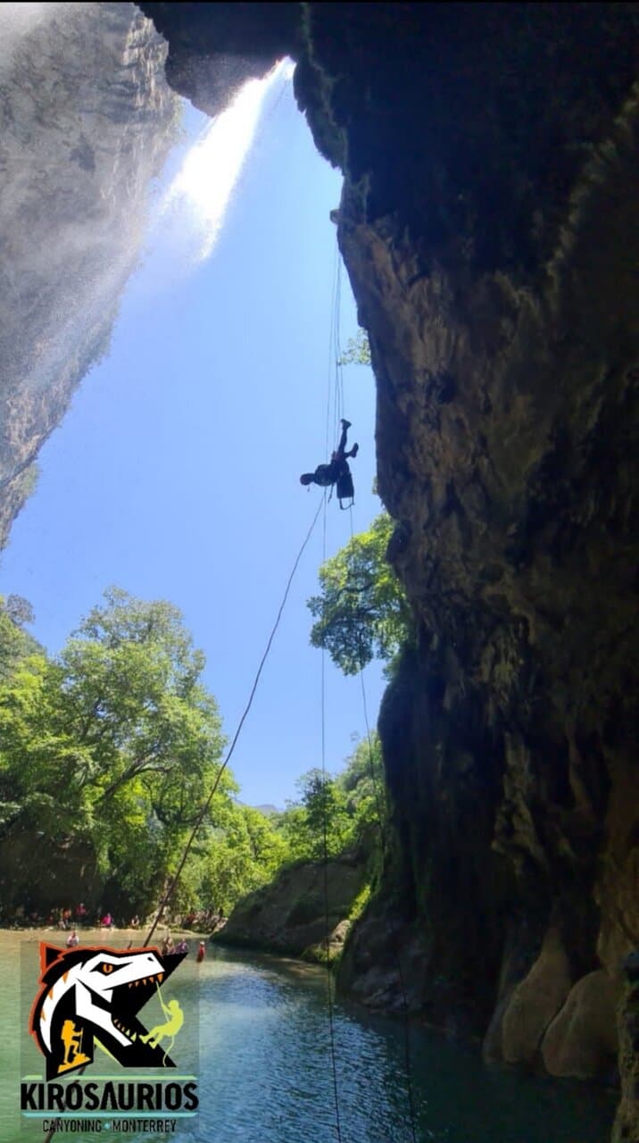 Rapel en cascada de Chipitin, excelente aventura y el agua super refrescante!!! Esta ubicada en la Sierra de Santiago en Monterrey N.L  un paraiso que tienes que conocer