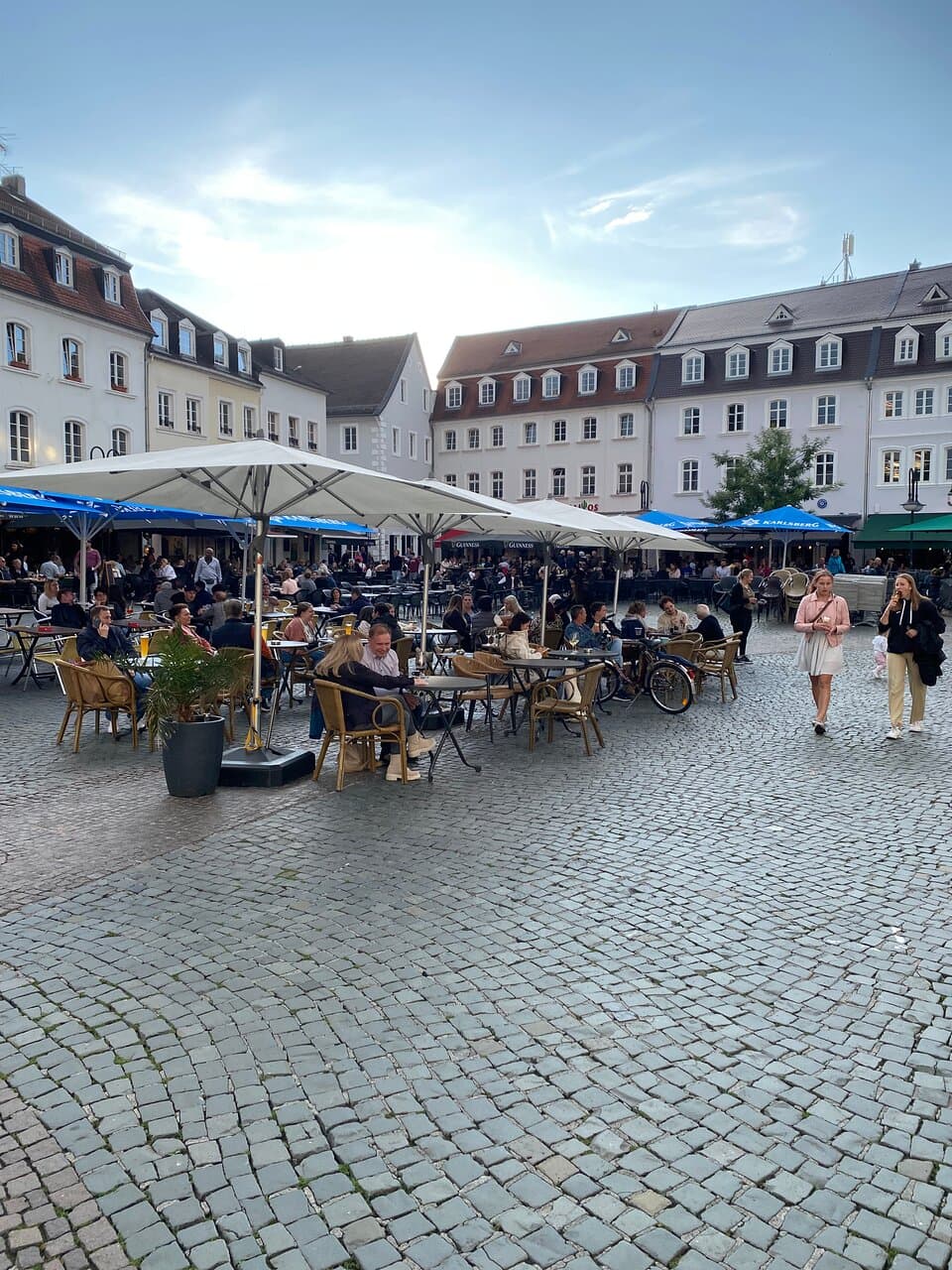 Veel terrassen op het plein.
