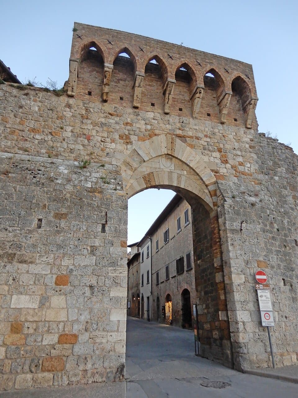 La porta vista dalla periferia verso il centro storico
