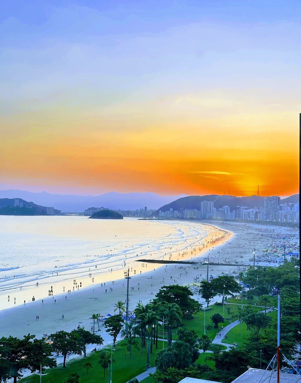 A praia do EMBARÉ é excelente para família. Ótima segurança,mobilidade e comodidade. Excelente ponto de vista de entrada e saída de navios no porto de Santos.