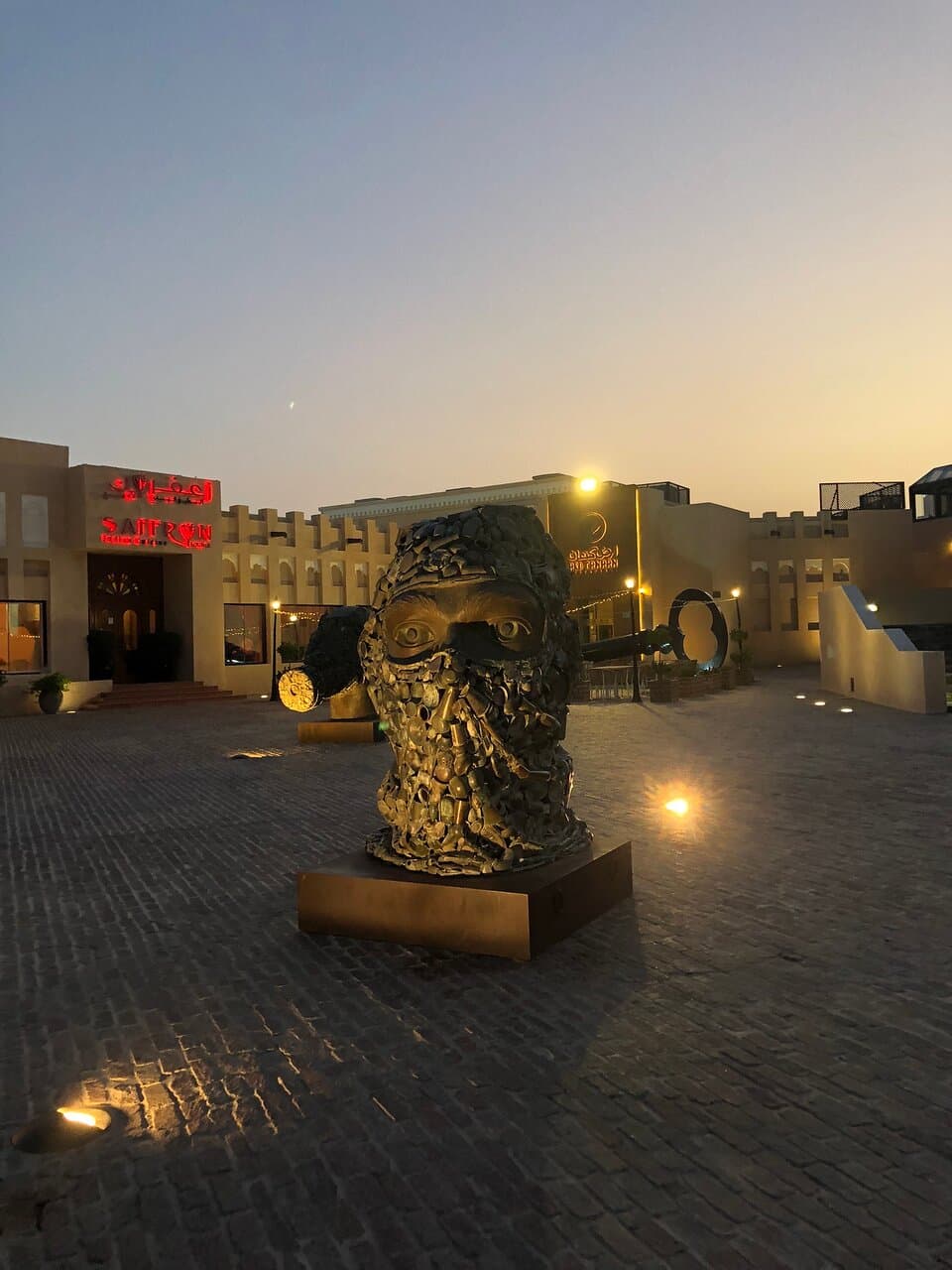 Le Gandhi’ s Three Monkeys sul Lungomare del Katara village , maggio 2024 .