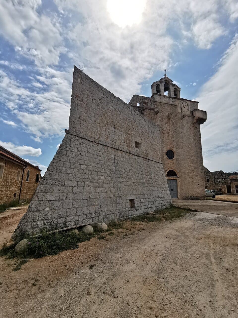 Fachada da imponente Igreja de Santa Maria, em Vrboska
