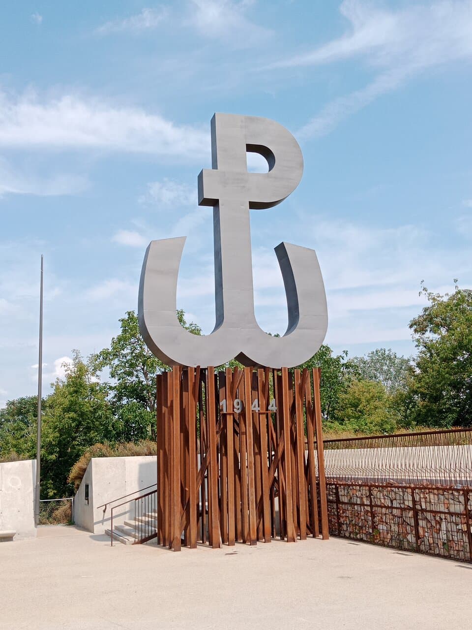 Symbol Polski Walczącej na szczycie Kopca Powstania Warszawskiego