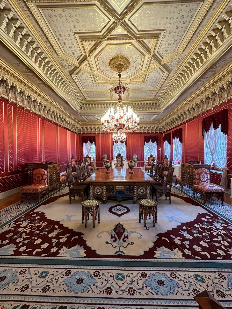 Yeni açıldı ayrıntılar mükemmel .Hırka-i şerif de var .Dönemin çok özel ve güzel yapıtlarını kesinlikle görmelisiniz.