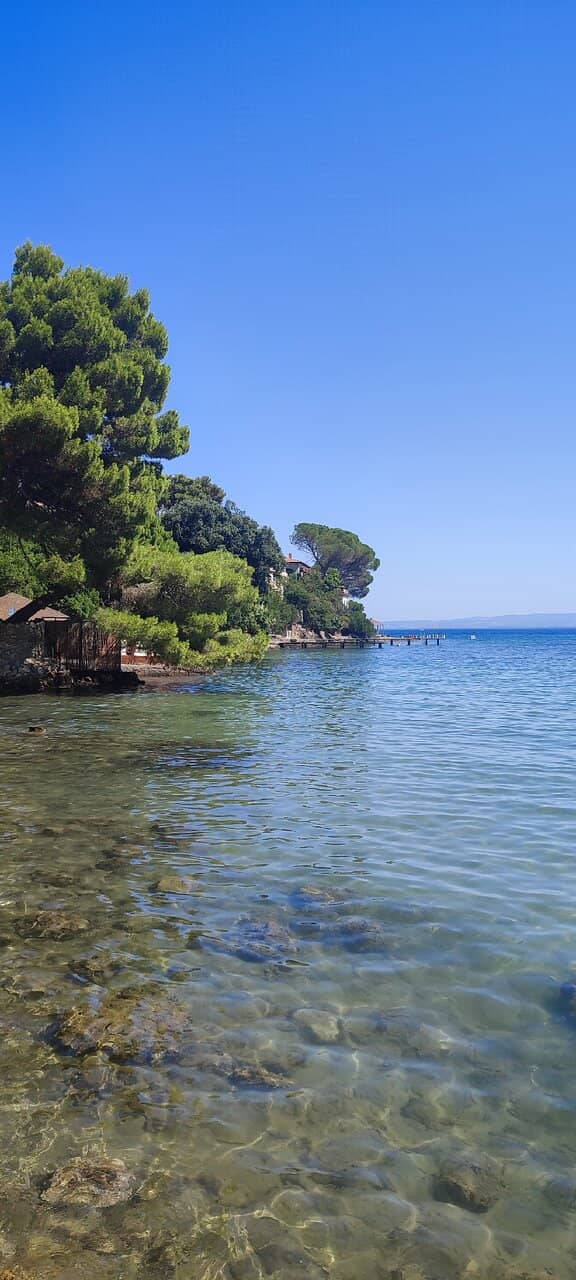 Rocky Shoreline Charm