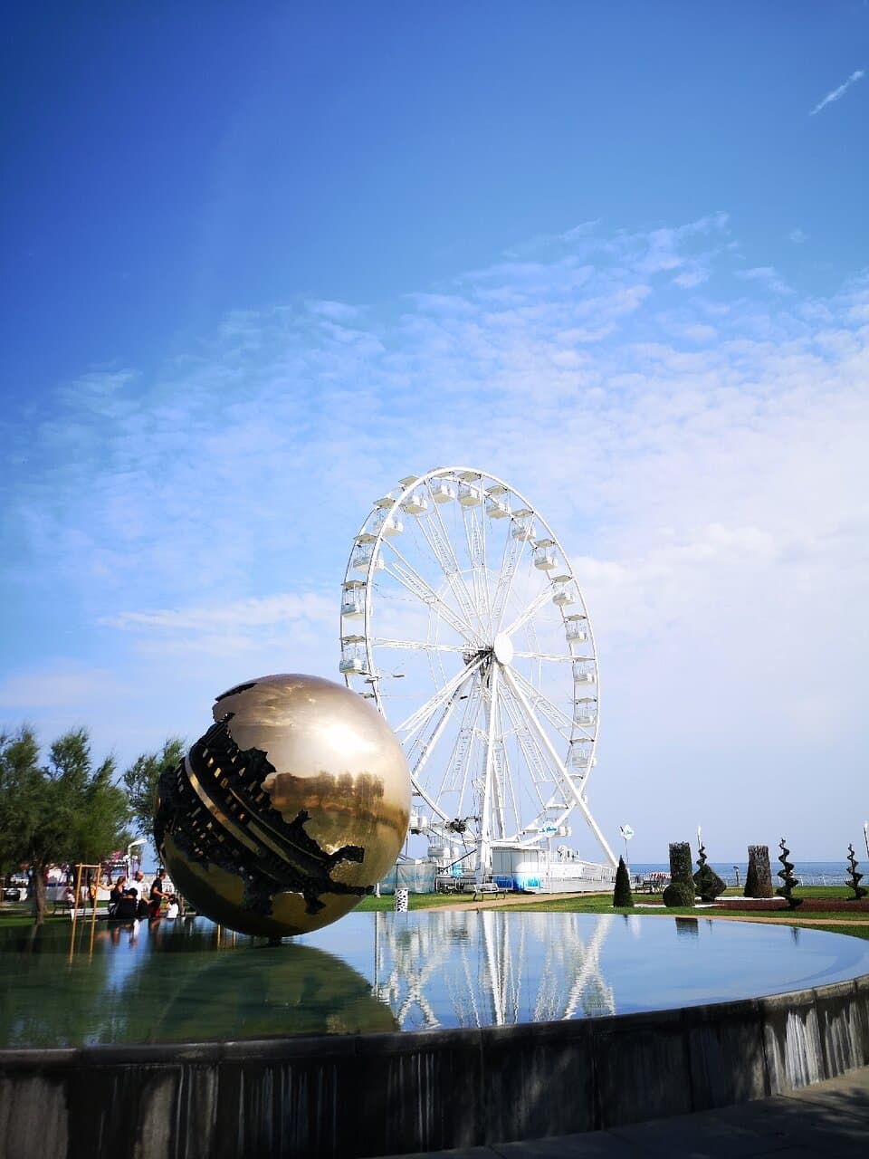 Sfera Grande (Palla di Pomodoro)