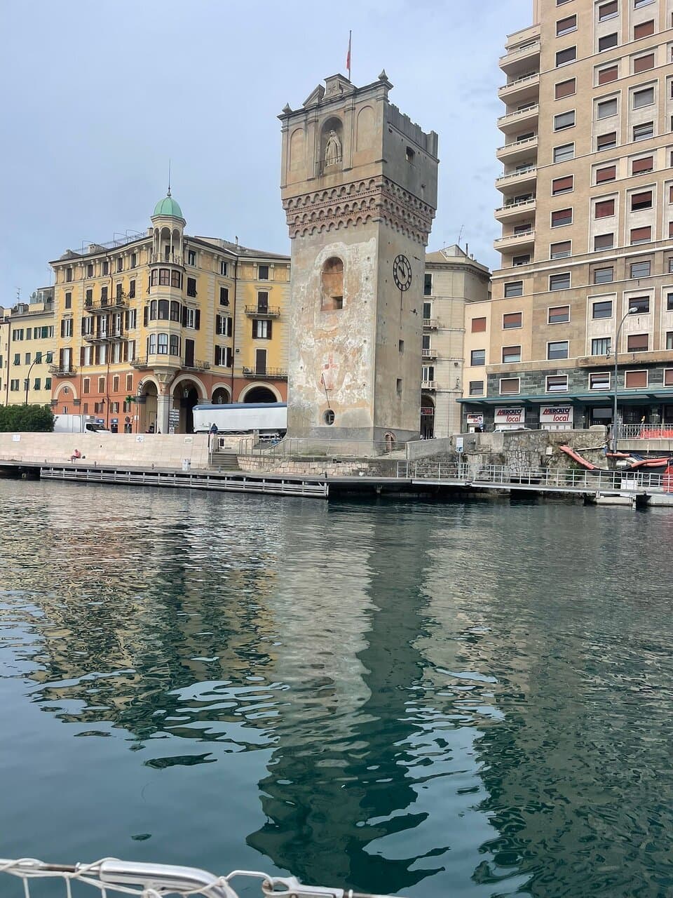 Fantastic 3 days in this marina right in the centre of this lovely Italian town, history , shopping , wonderful market , food choices , fisherman’s fresh fish at harbour side .. just lovely
