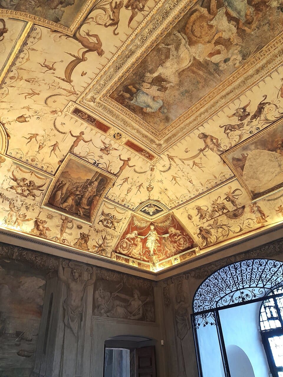 Salone con affreschi