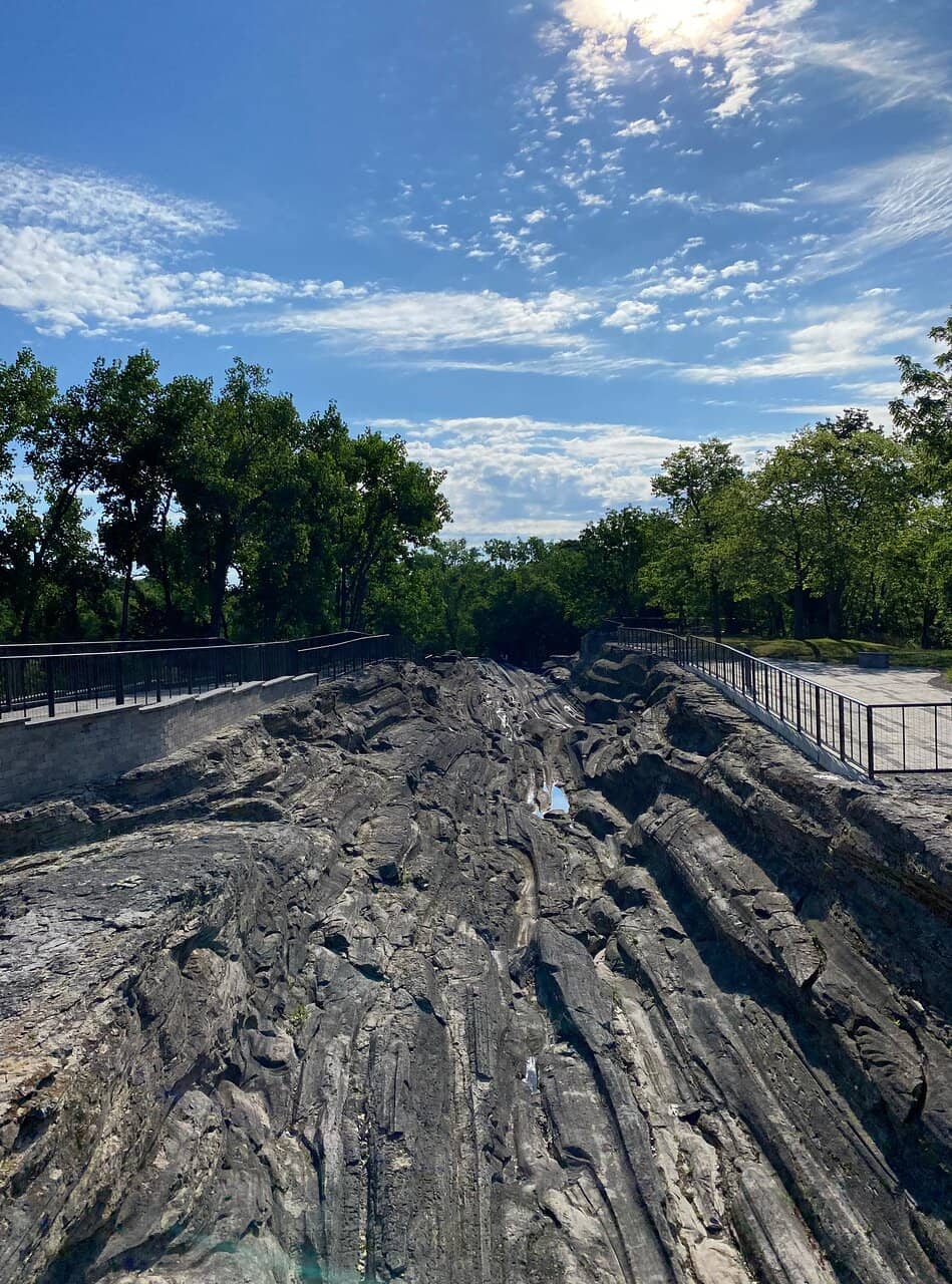 The Glacial Grooves