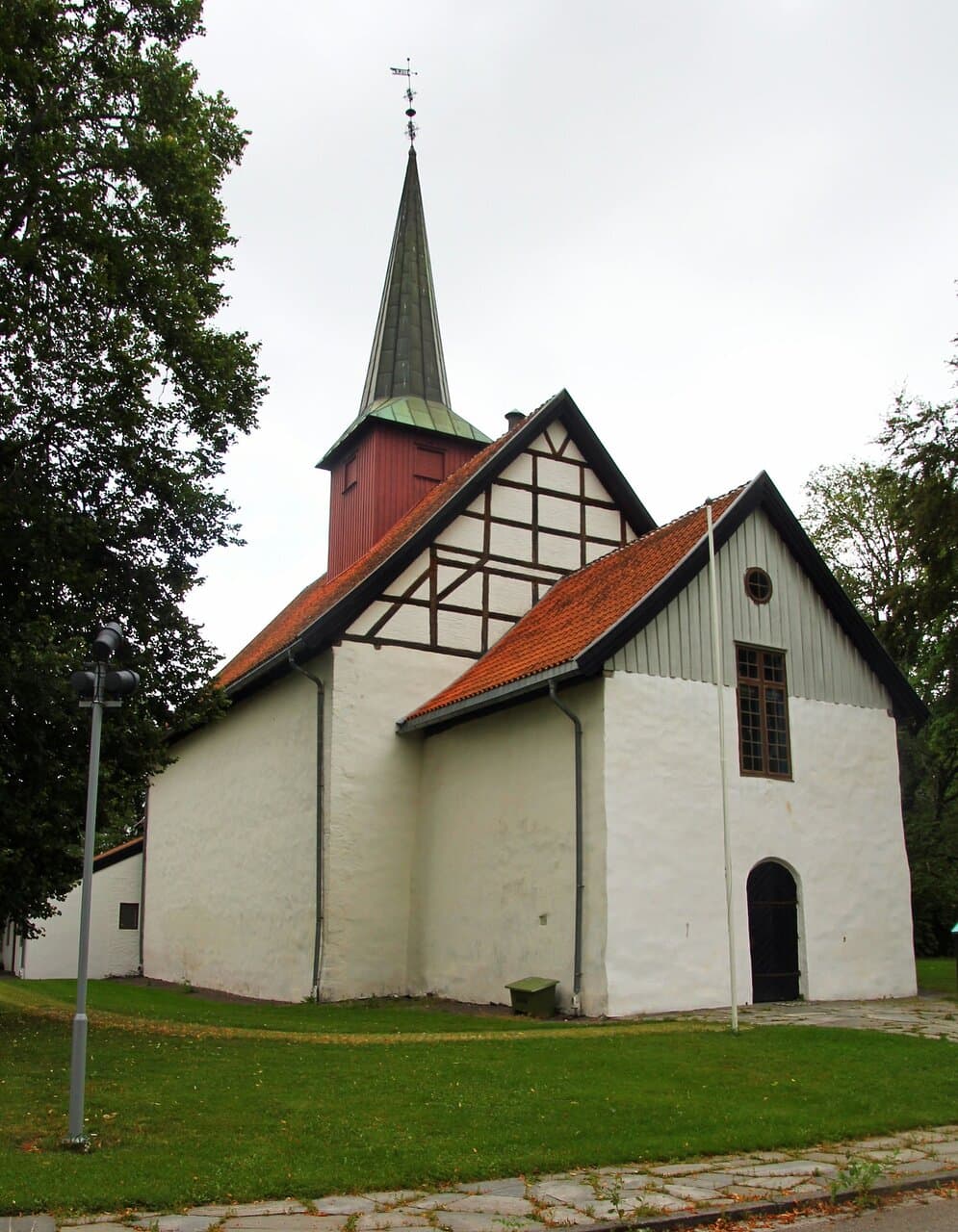 Kirke ved Jarlsberg hovedgård i Tønsberg. Romansk byggestil. Fra ca år 1100.