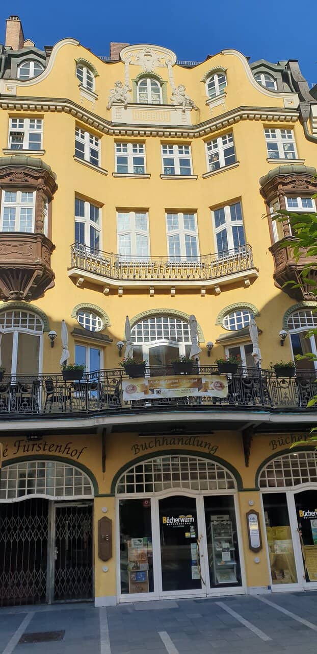 Lively Cafes and Restaurants