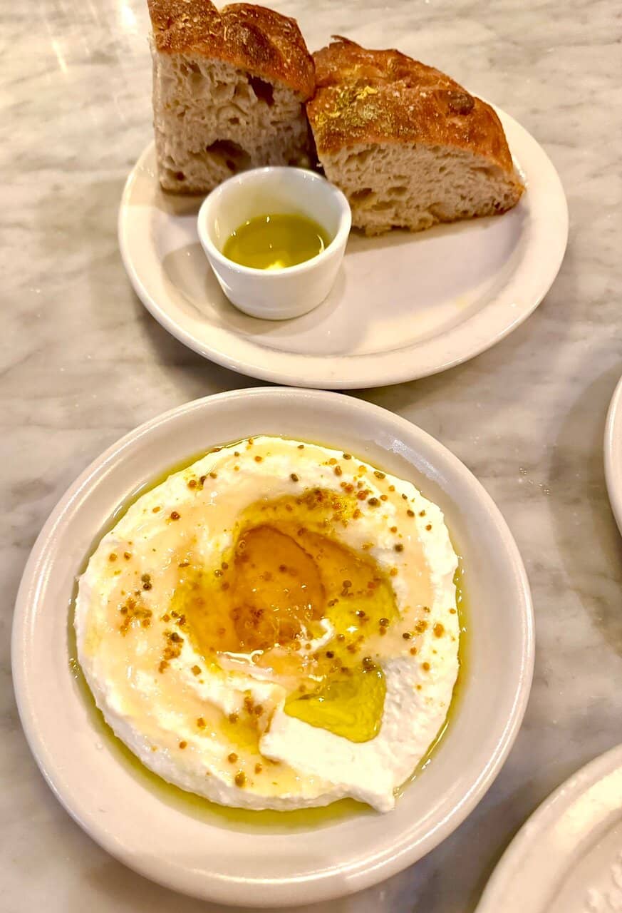 Intimate & Rustic-Chic Ambiance