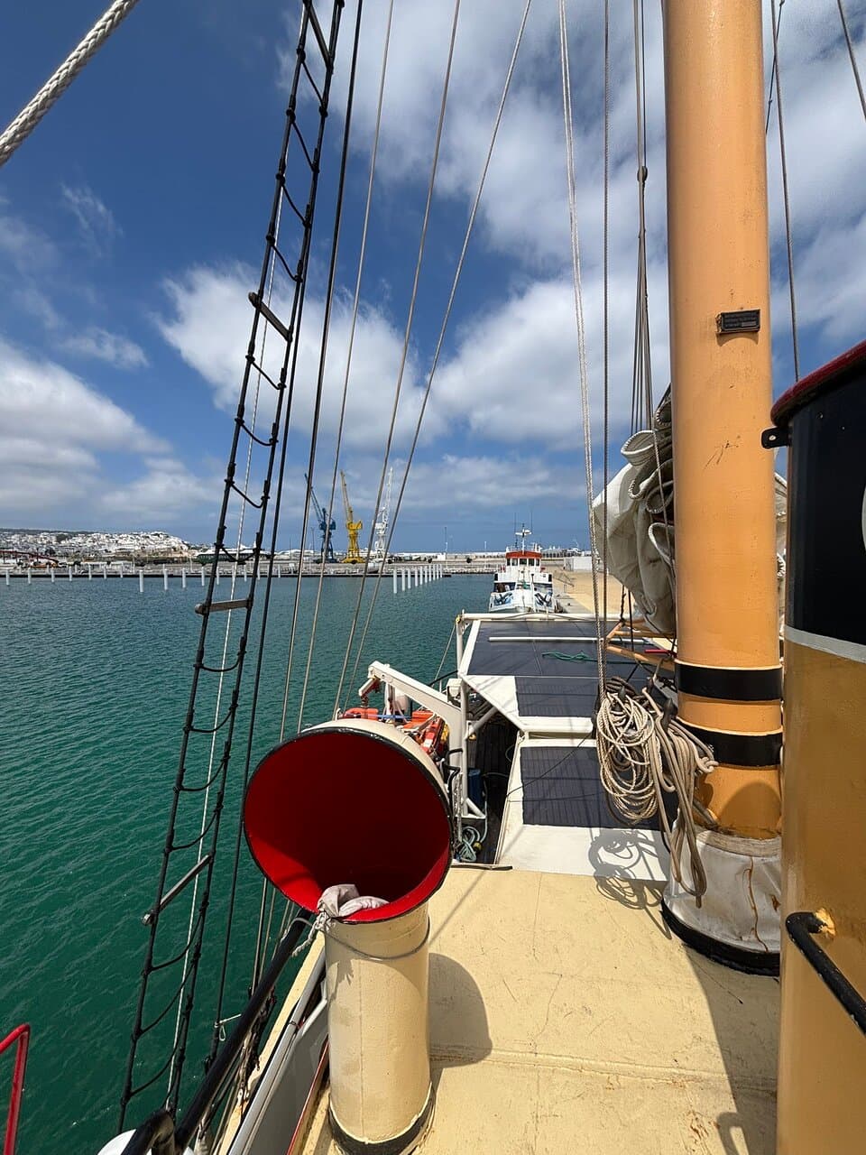 Tanja Marina Bay International, Marina du Port de Tanger Ville: chantier naval, accastillage, commerces, cafés restaurants, restaurants musicaux, centre Padi 5*, excursions en mer, Royal Yachting Club (cours de voile, excursions, …), événementiel…