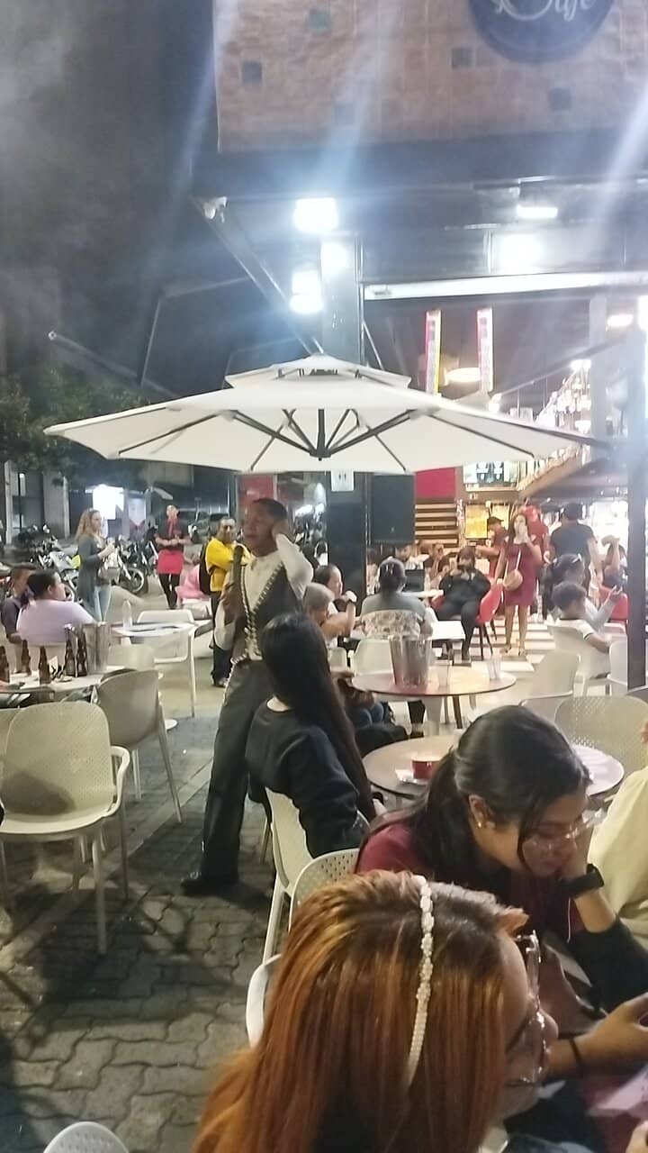 Bajo el Reloj Cafe