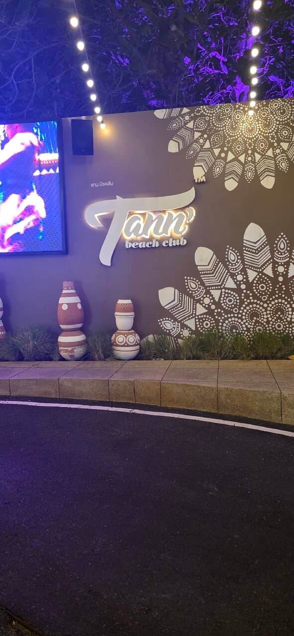 Chic Beachfront Ambiance