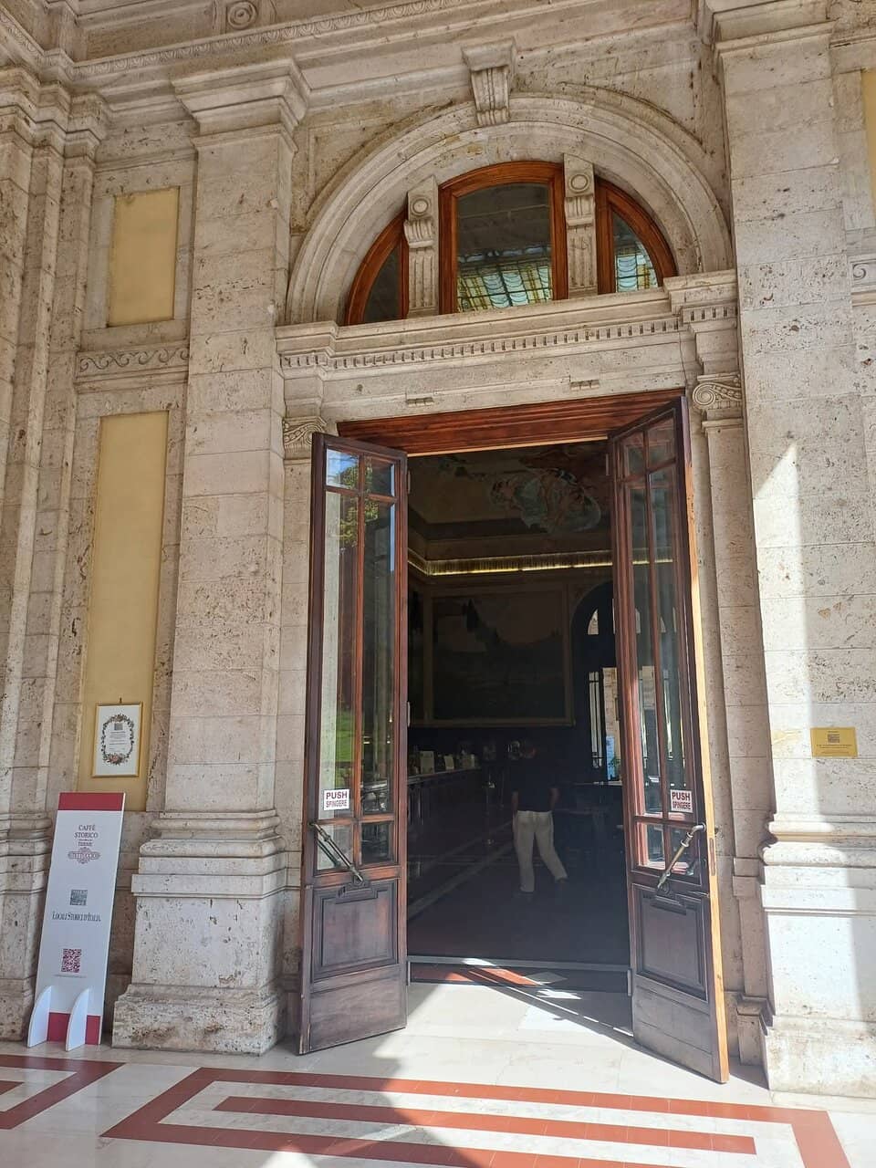 Faded Grandeur Ambiance