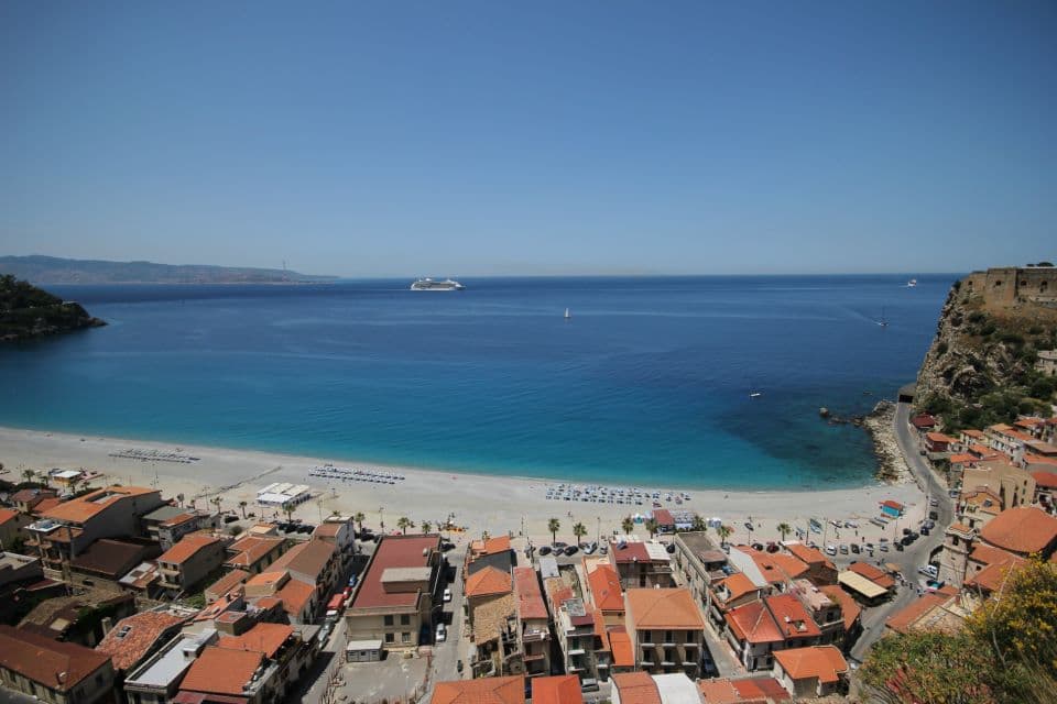 vista della Sicilia e della baia di Scilla