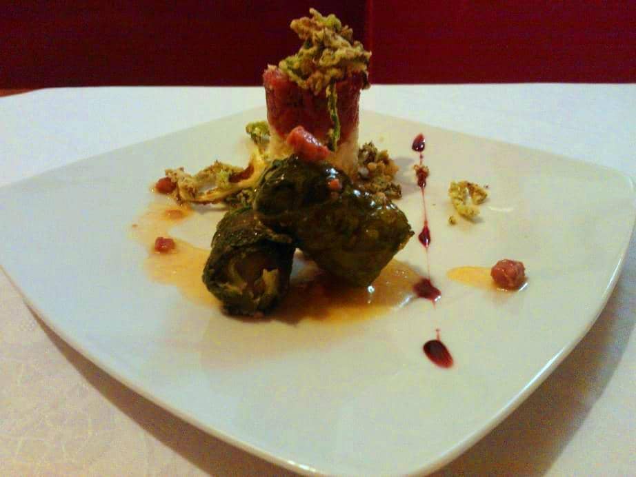 Sarmale di verza e tortino di riso tartare di manzo e verza croccante