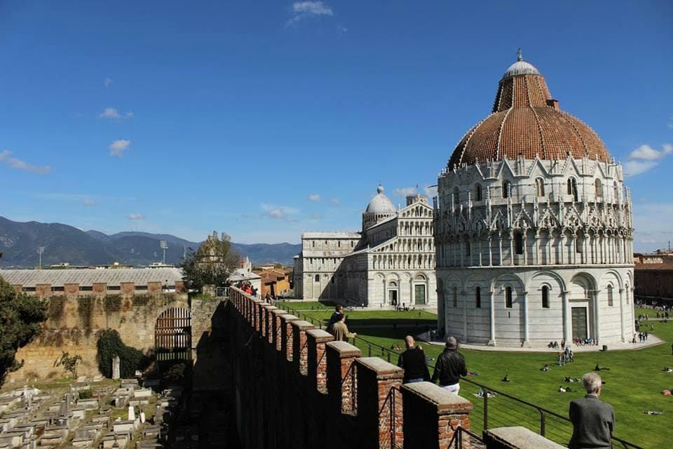passeggiata sulle mura di pisa