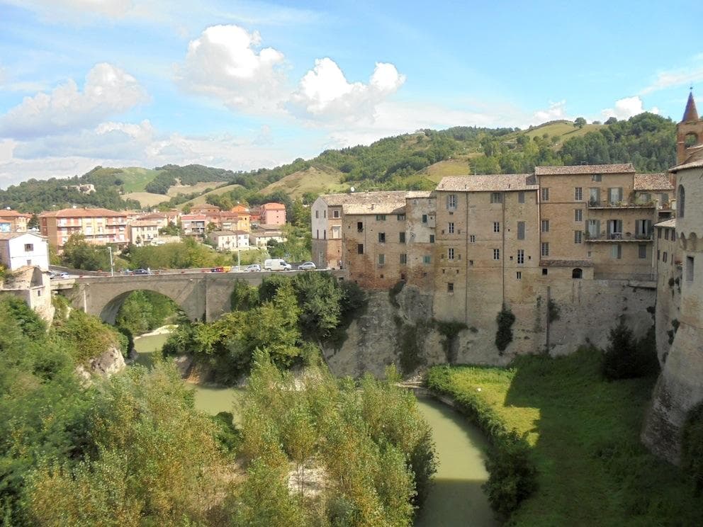Urbania, casas e rio Metauro