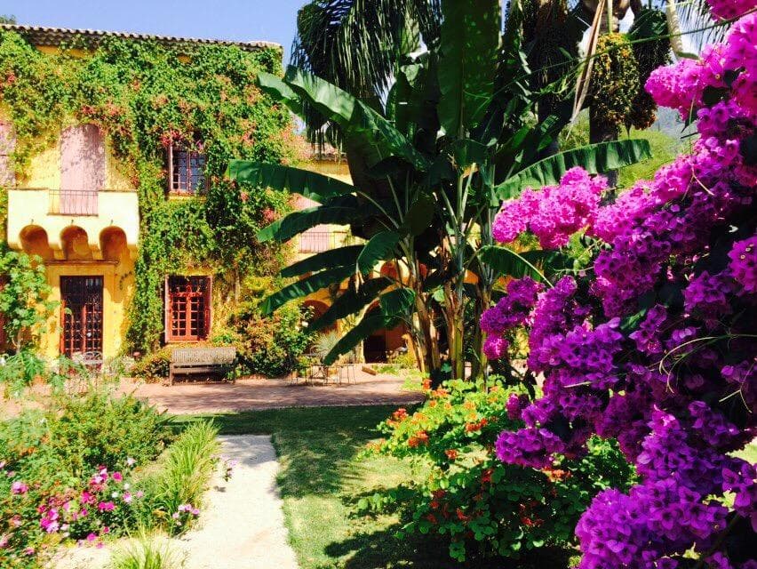 La villa en entrant dans le jardin