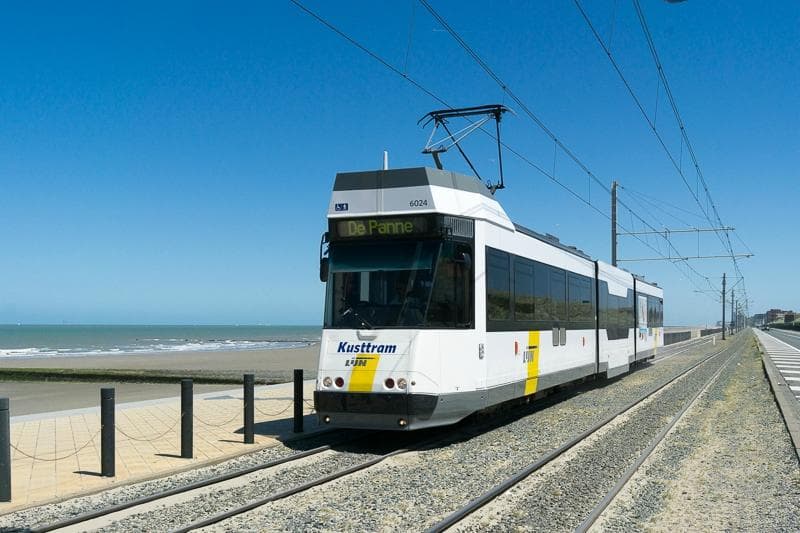 Die Kusttram südlich von Oostende