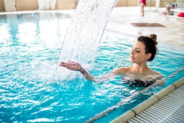 Piscine coperte in acqua di mare