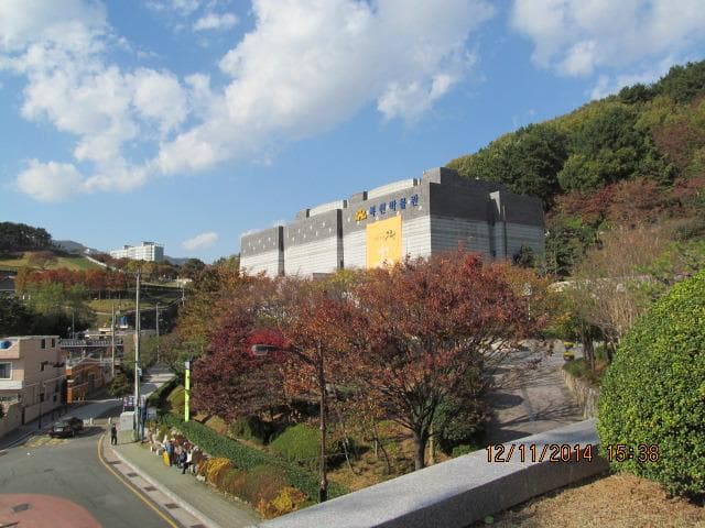 Set on a hill, see the green area behind for spectacular view