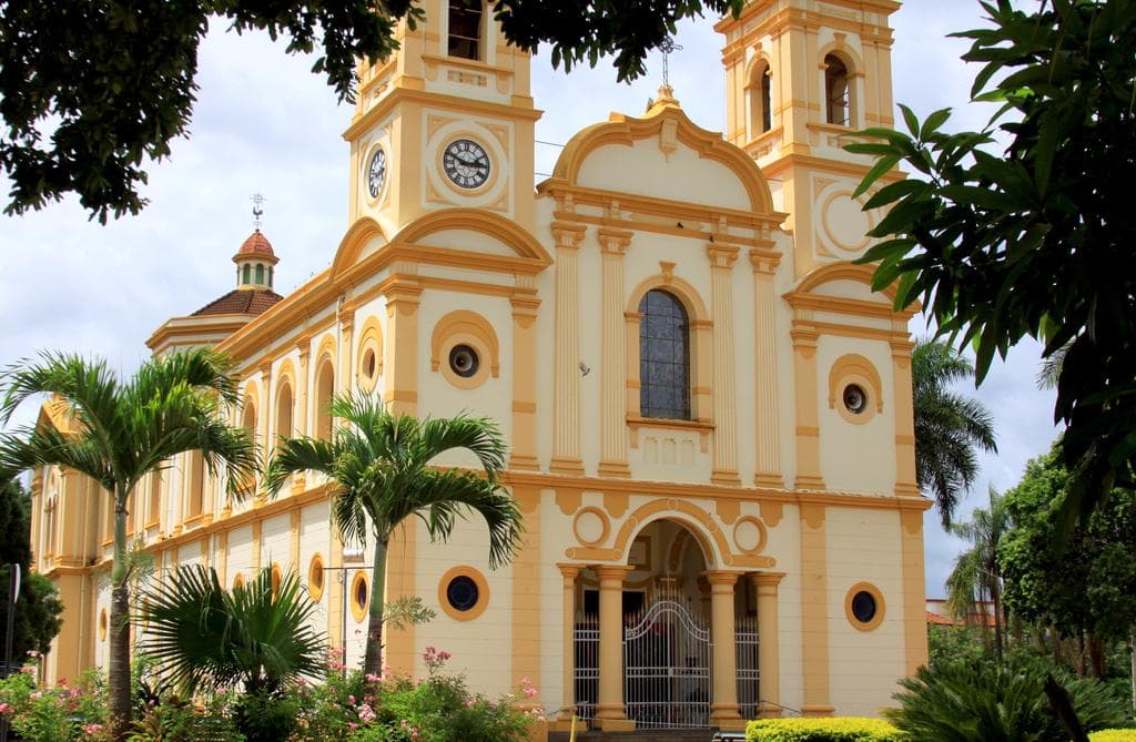 Vista da igreja no final da tarde em meio a praça Francisco Barreto