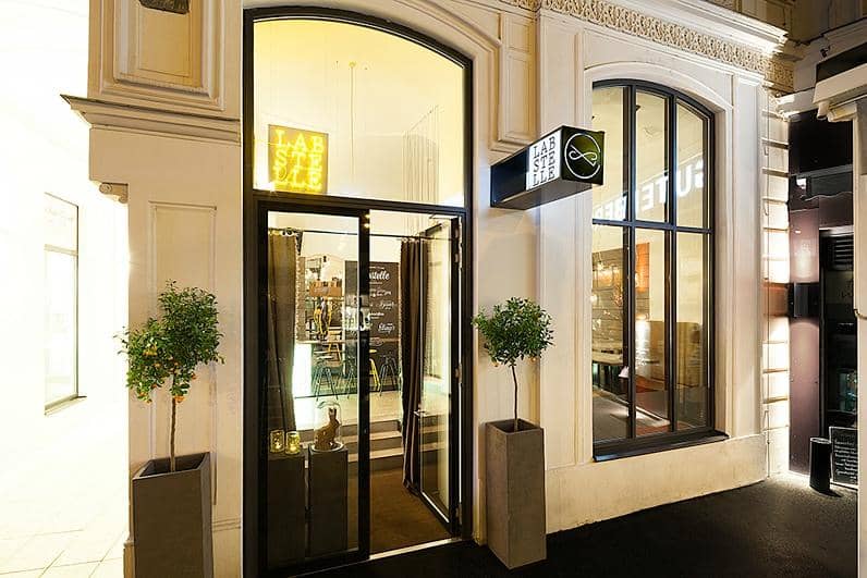 Urban Chic Courtyard Dining