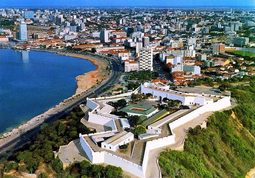 Forteresse dominant la baie et la ville de Luanda