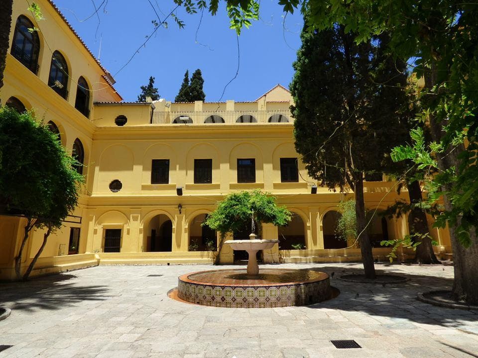 Este es el patio principal del Colegio con una hermosa fuente central