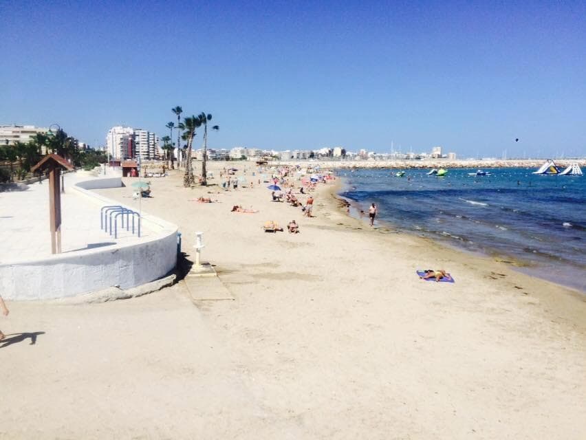 Härlig sandstrand med många aktiviteter