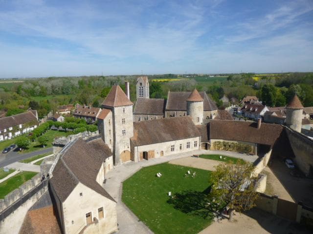 Vue de la cours gazonnée