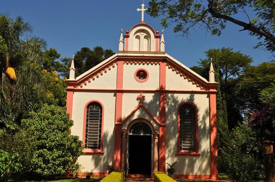 Foto do Santuário de Caaró, em meio a natureza bem cuidada.