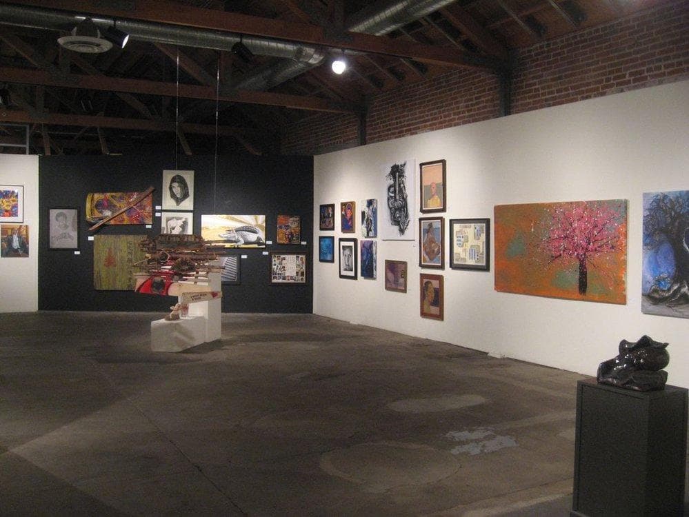 Suasana di dalam gallery seni