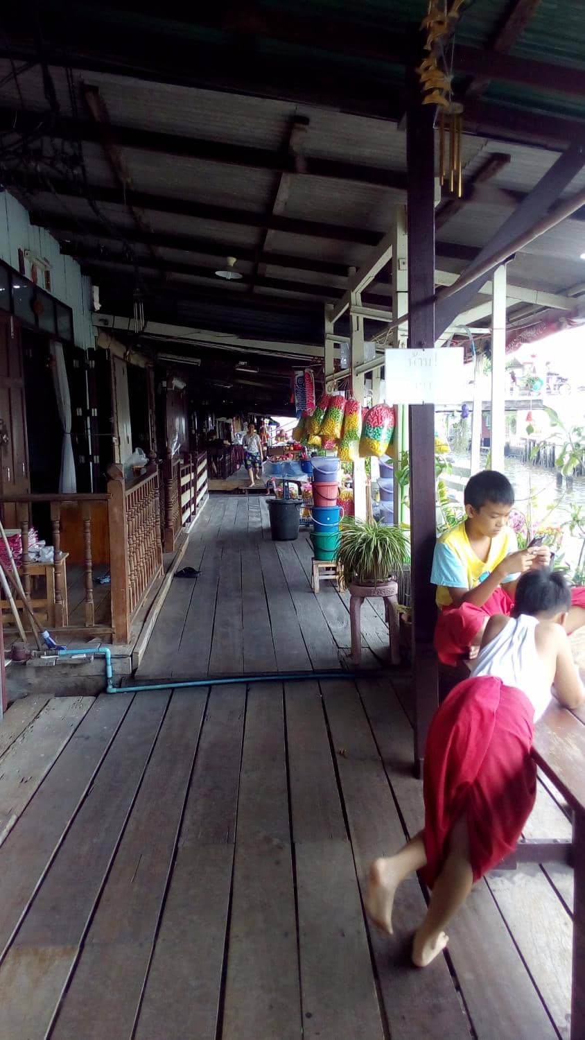 Local Eateries & Noodle Boats