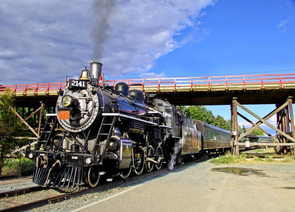 We depart from the CN station located next to the Red Bridge