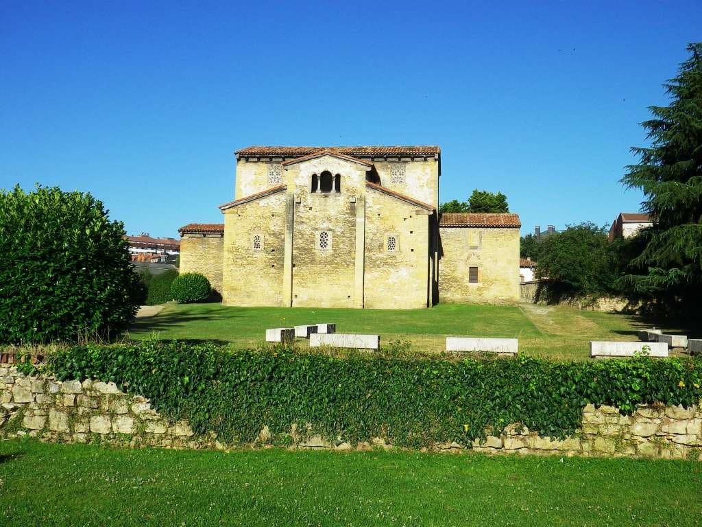 La Iglesia de San Julian de los Prados dal parco.
