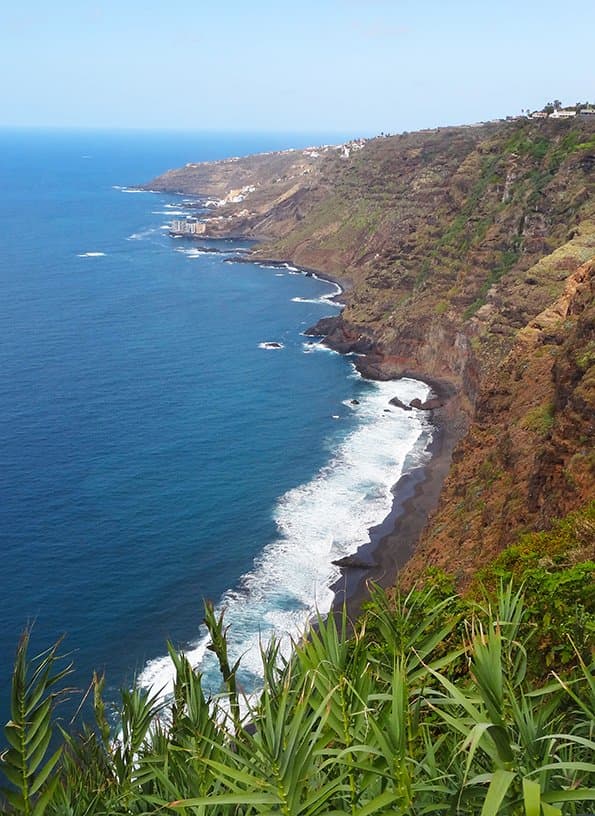Die Aussicht vom Restaurant auf Steilküste, Strand und Mesa del Mar.