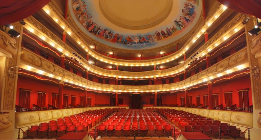 vista del escenario , puede observarse el techo cuyos bordes fueron pintados por artista Corrent