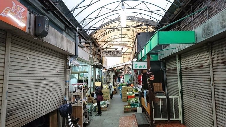 市場内のメインストリート 昼の顔