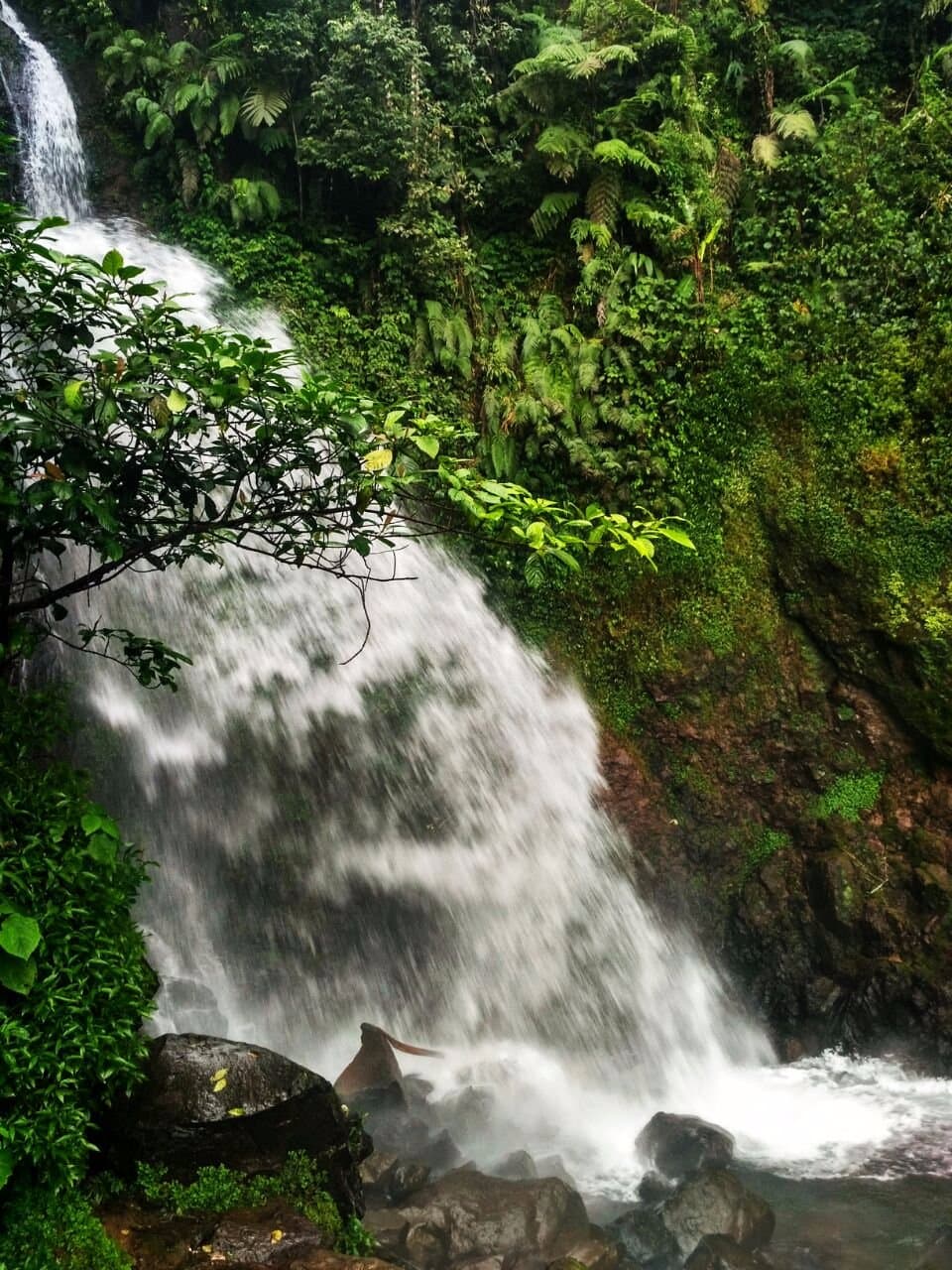 view curug dari jarak dekat