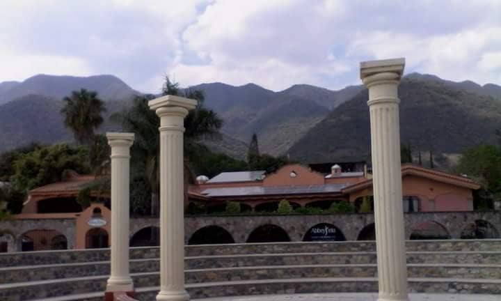 Art Galleries & Boutiques