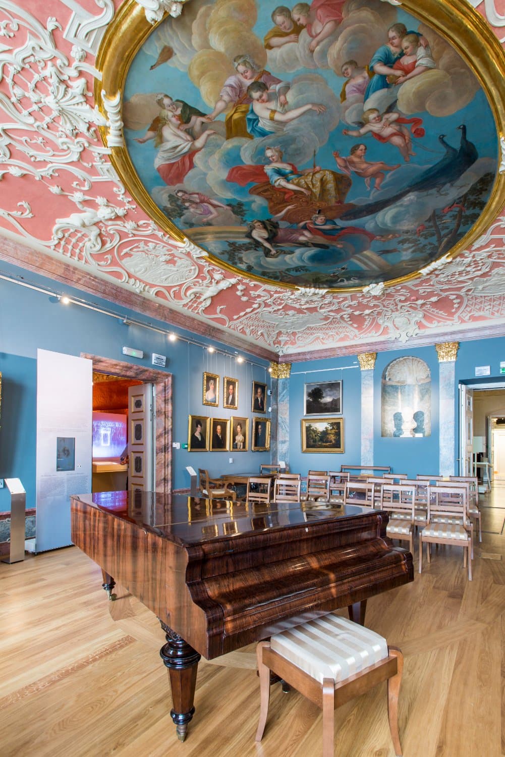 Salon romantyczny, w którym odbywają się koncerty kameralne.