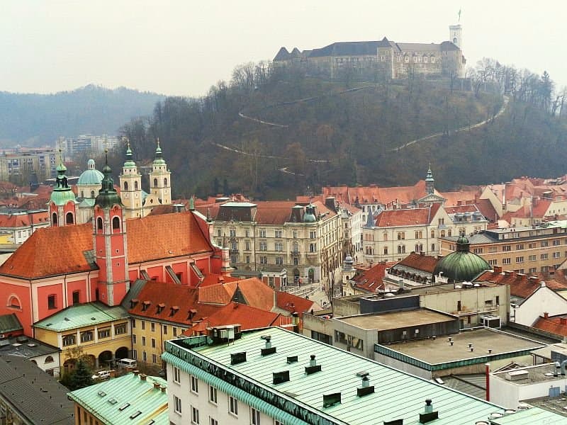 Vue de Ljubljana du café au sommet du Skyscraper - View from rooftop terrace café